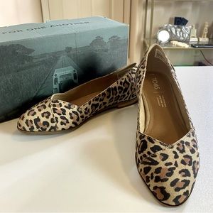TOMS Julie Almond Toe Suede Flat Size 5 Dust Tan Leopard
